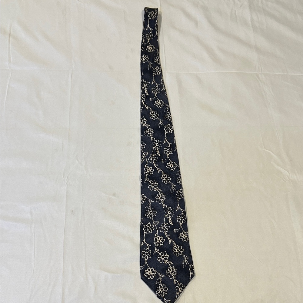 Vtg Bugle Boy Company Floral Patterned Navy Tie 100% Italian Silk Made in USA